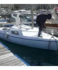 Barca a vela di metri 6 pronta alla boa