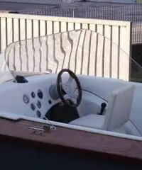 Motoscafo in legno