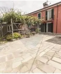 Lavagna: nel verde, sospesa tra cielo e mare, villa indipendente con giardino e vista mare