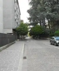 Villasanta(MB): 2 locali più servizi. Cantina e Balcone. Villasanta(MB): 2 locali più servizi. Cantina e Balcone.