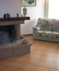 VILLA A SCHIERA di 6 vani e di 160 mq (CARMIGNANO)