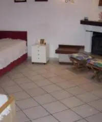 VILLA A SCHIERA di 6 vani e di 180 mq (CARMIGNANO)