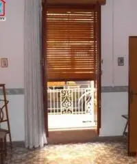 immobile in posizione angolare con terrazzo e doppio ingresso