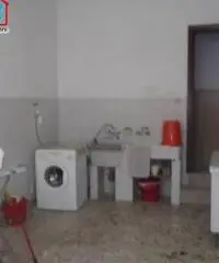 immobile in posizione angolare con terrazzo e doppio ingresso