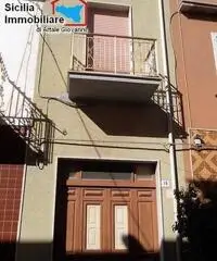 immobile in posizione angolare con terrazzo e doppio ingresso