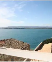 SIRACUSA, ORTIGIA, VENDESI SIGNORILE ATTICO CON SUPERLATIVA VISTA MARE