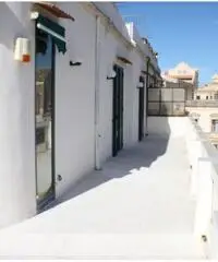 SIRACUSA, ORTIGIA, VENDESI SIGNORILE ATTICO CON SUPERLATIVA VISTA MARE