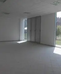 Affittasi Locale commerciale con ampie vetrate in zona di passaggio