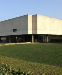 LOCALE COMMERCIALE DI 1300 MQ E AMPIA AREA PARCHEGGIO