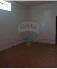 Deposito con più locali in strada di passaggio