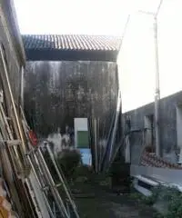 RIPOSTO - Ampio capannone al centro del paese