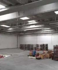 MARIANO COMENSE : CAPANNONE PRODUTTIVO / ARTIGIANALE DI 700 METRI