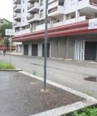 Quattromiglia: Affitto Magazzino in Via Alessandro Volta