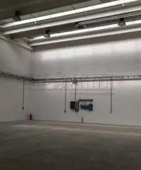 Passirana: Affitto Capannone con posto auto