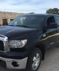 Toyota Tundra SR5 5.700cc V8 Toyota Tundra SR5 5.700cc V8