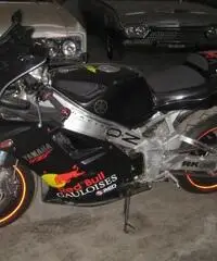 MOTO YAMAHA FZR