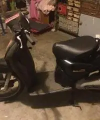 Aprilia Scarabeo 50 De Luxe del 2000 km 22640 con bauletto Aprilia Scarabeo 50 De Luxe del 2000 km 22640 con bauletto