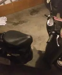 Aprilia Scarabeo 50 De Luxe del 2000 km 22640 con bauletto Aprilia Scarabeo 50 De Luxe del 2000 km 22640 con bauletto