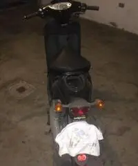 Aprilia Scarabeo 50 De Luxe del 2000 km 22640 con bauletto Aprilia Scarabeo 50 De Luxe del 2000 km 22640 con bauletto