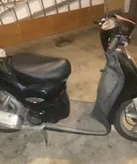 Aprilia Scarabeo 50 De Luxe del 2000 km 22640 con bauletto Aprilia Scarabeo 50 De Luxe del 2000 km 22640 con bauletto