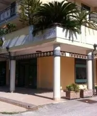 Locale commerciale Altro in Vendita