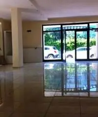 Locale commerciale Altro in Vendita