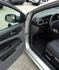 FORD Focus + 1.6 TDCi (90CV) 5p. FORD Focus + 1.6 TDCi (90CV) 5p.