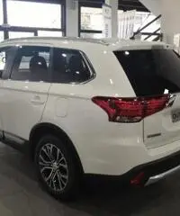 MITSUBISHI Outlander 2.2 DI-D 4WD Instyle Navy 7p. A/T m.y.16 MITSUBISHI Outlander 2.2 DI-D 4WD Instyle Navy 7p. A/T m.y.16