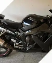 Yamaha r1 ergal e fibra di carbonio