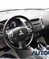 MITSUBISHI Outlander 2.2 DI-D TC-SST INSTYLE 7 POSTI 4X4 AUT PELLE SENS MITSUBISHI Outlander 2.2 DI-D TC-SST INSTYLE 7 POSTI 4X4 AUT PELLE SENS