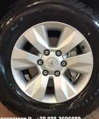 TOYOTA Hilux 2.4 D-4D A/T 4WD Double Cab Lounge MY16 TOYOTA Hilux 2.4 D-4D A/T 4WD Double Cab Lounge MY16