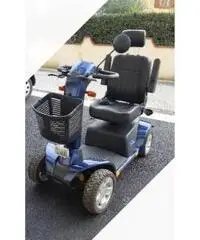 Scooter elettrico per disabili o persone anziane Scooter elettrico per disabili o persone anziane