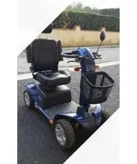 Scooter elettrico per disabili o persone anziane Scooter elettrico per disabili o persone anziane