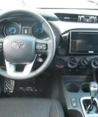 TOYOTA Hilux 2.4 D-4D 4WD 4p. DC Lounge -305-