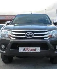 TOYOTA Hilux 2.4 D-4D 4WD 4p. DC Lounge -305 FL-