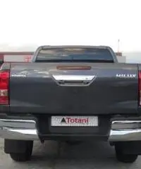 TOYOTA Hilux 2.4 D-4D 4WD 4p. DC Lounge -305 FL-