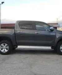 TOYOTA Hilux 2.4 D-4D 4WD 4p. DC Lounge -305 FL-