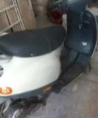 Vespa scuter a 4 tempi 2002 Vespa scuter a 4 tempi 2002