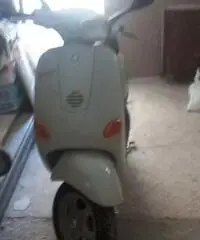 Vespa scuter a 4 tempi 2002 Vespa scuter a 4 tempi 2002