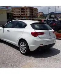 ALFA ROMEO Giulietta 1.6 JTDm-2 105 CV Distinctive ALFA ROMEO Giulietta 1.6 JTDm-2 105 CV Distinctive