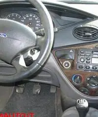 FORD Focus 1.6i 16V cat 5p. Ambiente FORD Focus 1.6i 16V cat 5p. Ambiente