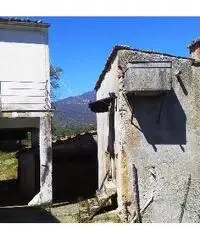 Casa di abitazione con magazzini e terreno