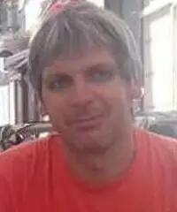 Uomo divorziato di 49 anni Uomo divorziato di 49 anni