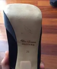 Decolletè nero in raso con chiusura alla bebè