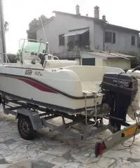 Barca a motore