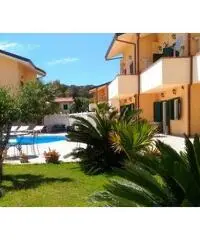VILLETTA A SCHIERA e PISCINA a 150 MT DAL MARE