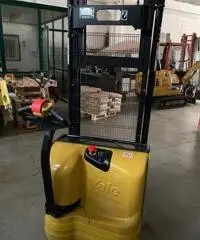 Traspallet elettrico con carica batterie usato