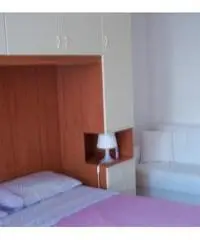 Ampia camera per ragazza uso singolo letto grande Ampia camera per ragazza uso singolo letto grande