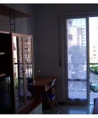 Ampia camera per ragazza uso singolo letto grande Ampia camera per ragazza uso singolo letto grande