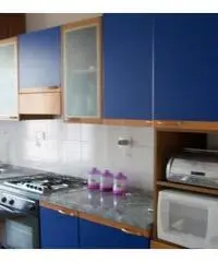 Ampia camera per ragazza uso singolo letto grande Ampia camera per ragazza uso singolo letto grande